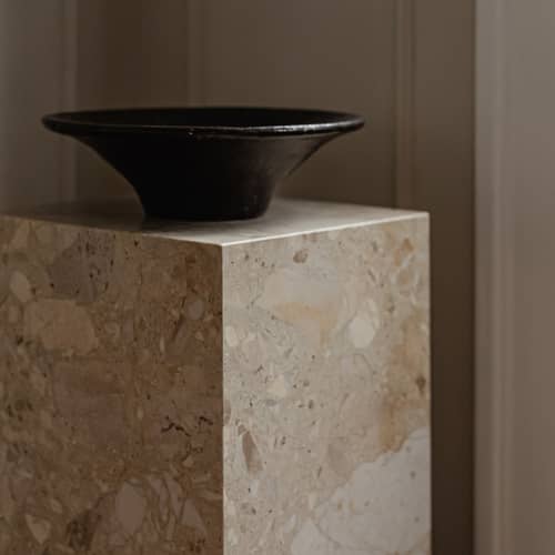 Beistelltisch Plinth Tall stein beige / Stein - 30 x 30 x H 51 cm - Audo Copenhagen - Kunis Breccia Stein (beige) - Akazienholz, Pierre Kunis Breccia
