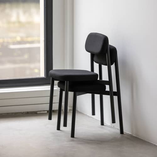 Chaise rembourrée Residence / Empilable - KANN DESIGN - Noir - Acier, Mousse HR, Tissu Kvadrat