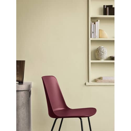 Chaise Rely HW6 plastique rouge / Plastique recyclé & pieds acier / Seconde vie - &tradition - Bordeaux / Pieds noirs - Acier, Fibre de verre, Polypropylène recyclé