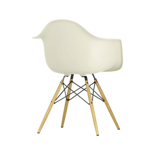 Fauteuil RE DAW - Eames Plastic Armchair / (1950) - Pieds bois clair / Recyclé - Vitra - Gris galet / érable nuance jaune - Érable massif, Plastique recyclé post-consommation