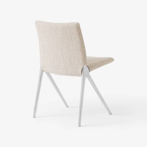 Chaise rembourrée Kape IF7 tissu beige - &tradition - Tissu beige (Barnum 101) / Pieds chromés - Aluminium, Bois certifié FSC, Mousse, Tissu