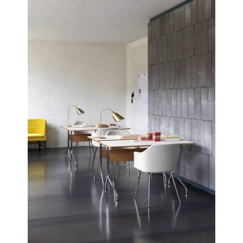 Scrivania Pavilion AV16 materiale plastico nero legno naturale / Linoleum & legno - 130 x 65 cm - &tradition - Noce / Antracite - Acciaio cromato, Compensato di noce, Linoleum
