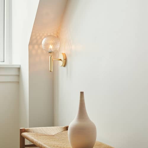 Bad-Wandlampe Miira glas transparent - NUURA - Transparent (facettiert) / Gold, transparent - Aluminium, mundgeblasenes Glas