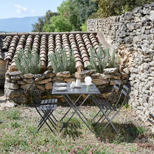Table pliante Bistro métal beige / 77 x 57 cm - 4 personnes / Trou parasol - Fermob - Beige latte - Acier laqué