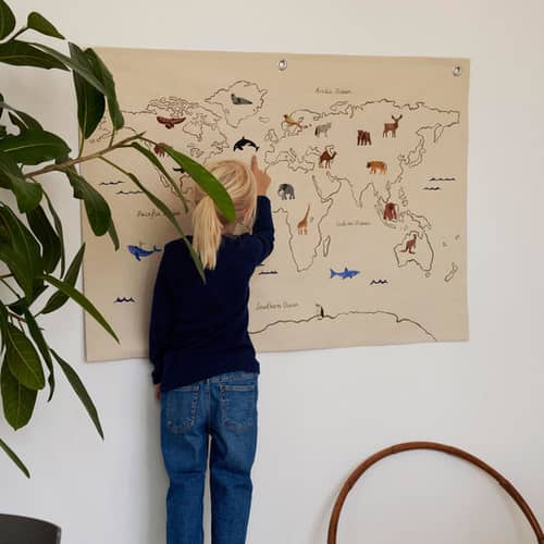 Affiche The World tissu blanc beige / Coton bio brodé - L 100 x H 70 cm - Ferm Living - Blanc cassé / Multicolore - Coton organique