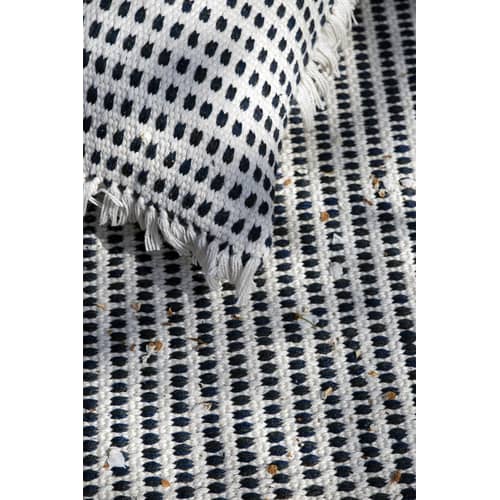 Cuscino per esterno Way tessuto blu / 70 x 50 cm - Bottiglie di plastica riciclata - Ferm Living - Bianco sporco  / Blu - Poliestere riciclato