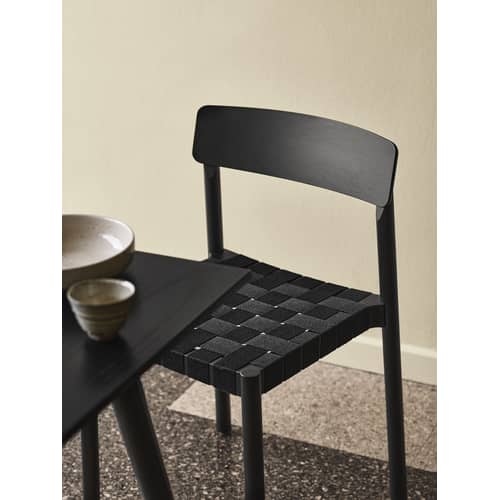 Sedia impilabile Betty TK1 tessuto legno nero / Cinghie in lino - &tradition - Nero / Lino Nero - Compensato, Legno massello, Lino