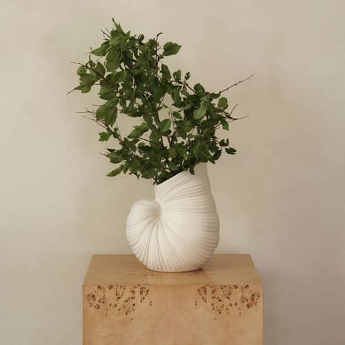 Vase Shell céramique blanc / Coquillage - 15.5 x 22 x H 26.5 cm - Ferm Living - Blanc cassé - Grès