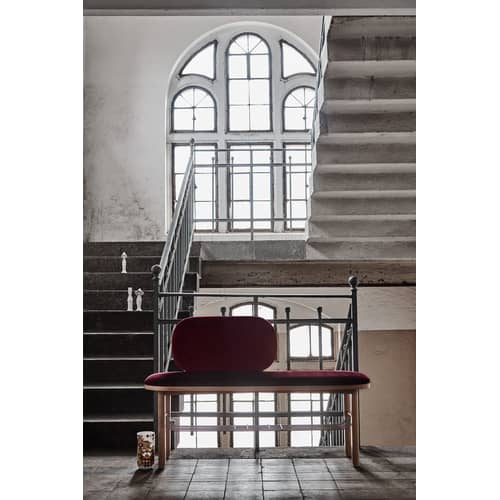 Banc rembourré Eustache tissu bois rouge / L 120 cm - Velours - Hartô - Bordeaux - Chêne massif, Laiton brossé, MDF, Mousse, Velours polyester