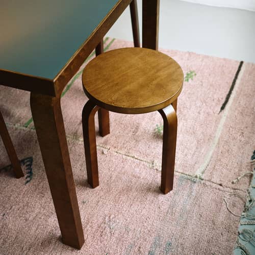 Stappelbarer Hocker E 60 holz braun / Alvar Aalto, 1933 - 4 Füße - ARTEK - Gefärbter Nussbaum / Füße gefärbt Nussbaum - Gebeiztes Birken-Schichtholz, Lackiertes, gebeiztes Birkensperrholz