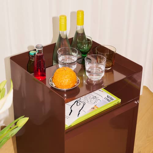 Desserte à roulettes Folded Low métal rouge / 1 porte - H 61,5 cm - Muuto - Rouge foncé - Acier