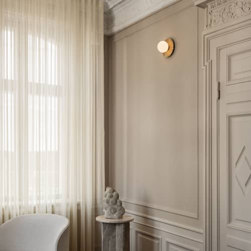 Applique salle de bains Liila Muuse Small / Plafonnier - Ø 20 cm - NUURA - Doré / Blanc opalin - Aluminium, Verre soufflé bouche