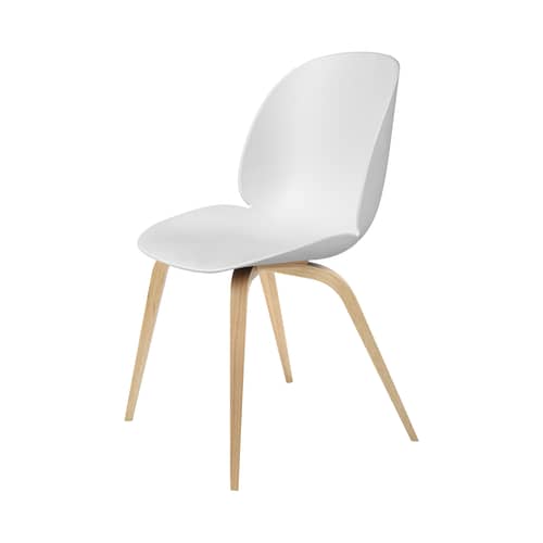 Beetle Chair plastic material white /Gamfratesi - Oak legs - Gubi - White/Natural oak legs - Polypropylene, Solid oak