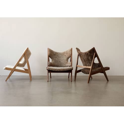 Fauteuil rembourré Knitting tissu bois blanc / Peau de mouton - Réédition 1951 - Audo Copenhagen - Blanc / Chêne clair - Chêne massif, Mousse, Peau de mouton