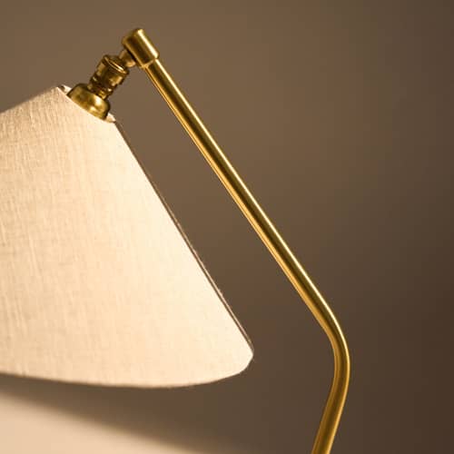 Lampe de table Gräshoppa / Orientable - Réédition 50\' - Gubi - Tissu écru / laiton poli - Laiton poli, Toile naturelle