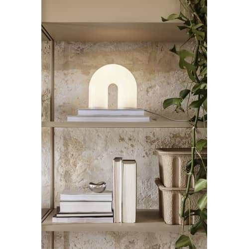Lampe de table Vuelta LED verre blanc / L 21 x H 21 cm - Ferm Living - Blanc translucide - Laiton massif, Verre opalin strié