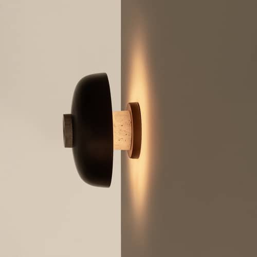 Wandleuchte Reverse LED metall braun / Touch Variator - Audo Copenhagen - Messing Brüniert / Beige - Aluminium, Roher Travertin