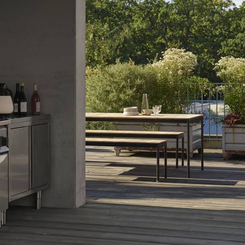 Table rectangulaire Ville AV26 / 220 x 90 cm - &tradition - Noir chaud / Teck - Acier, Teck
