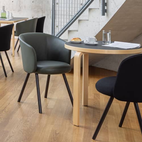 Fauteuil rembourré Mikado cuir vert / Pieds bois - Vitra - Jade (cuir Premium F 59) / Chêne noir - Chêne massif, Cuir, Mousse polyuréthane, Polypropylène recyclé