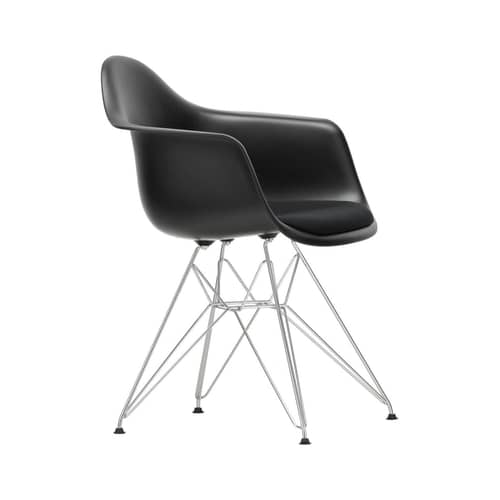 Poltrona RE DAR - Eames Plastic Armchair materiale plastico nero / (1950) - Gambe cromate - Seduta imbottita / Riciclata - Vitra - Nero / Cuscino nero / Base cromata - Acciaio cromato, Espanso, Plastica riciclata post-consumo, Tessuto