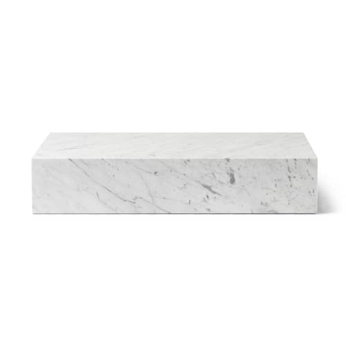 Table basse Plinth Grand / Marbre - 137 x 76 cm x H 28 cm - Menu - Marbre Carrara (blanc) - Bois d\'acacia, Marbre