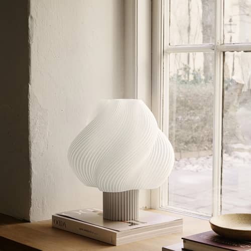 Lampe de table Soft Serve Grande beige / H 35 cm - CRÈME ATELIER - Gousse de vanille / blanc - PLA recyclé