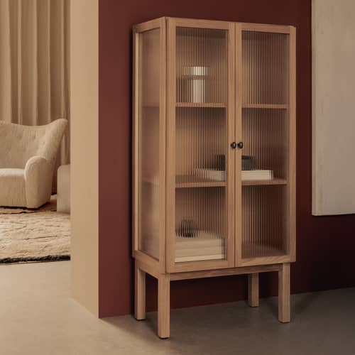 Geschirrschrank Curiosity Low holz natur / B 70,5 x H 143 cm - Geriffeltes Glas - Audo Copenhagen - H 143 cm / Eiche natur - eichenfurnierte Holzfaserplatte, Geriffeltes Hartglas, massive Eiche