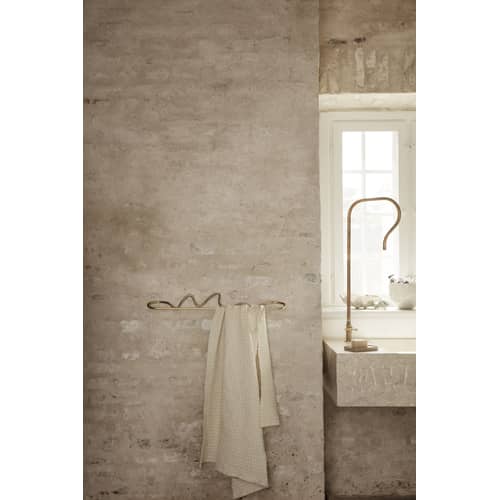 Porte-serviettes mural Curvature   / L 66 cm - Laiton - Ferm Living - Laiton - Laiton massif