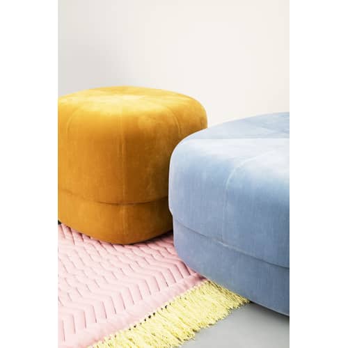 Pouf Circus Small tissu jaune / Ø 46 cm - Velours - Normann Copenhagen - Jaune moutarde - Bois, Mousse, Velours