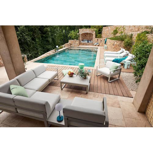 Canapé d\'angle de jardin Bellevie   / n° 2 A - 229 x 235 cm - Tissu blanc grisé - Fermob - Cerise noire / Tissu blanc grisé - Aluminium laqué, Mousse polyuréthane HR, Tissu acrylique