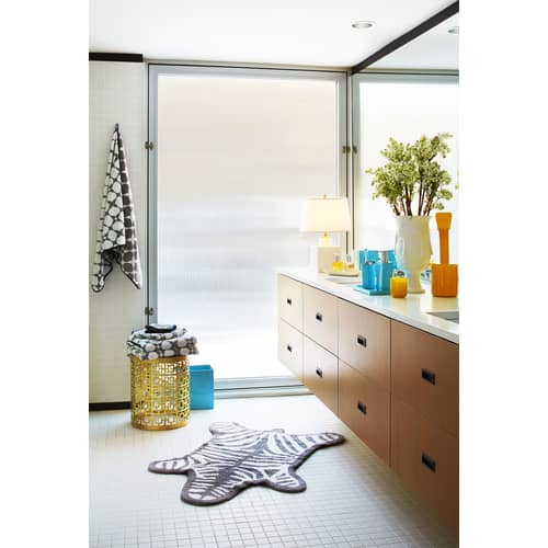 Tapis de bain Zebra  blanc bleu / Reversible - 112 x 79 cm - Jonathan Adler - Blanc / Bleu marine - Coton