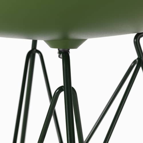 RE DSR Colours - Eames Plastic Side Chair Chair plastic material green / (1950) - Coloured legs / Recycled - Vitra - Forest green / Dark green legs - Lacquered steel, Post-consumer recycled plastic