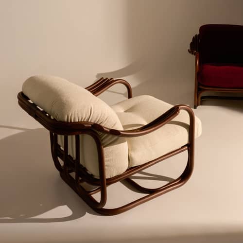 Fauteuil rembourré Tria / Réédition 1973 - Gubi - Blanc (tissu bouclé) / Rotin foncé - Mousse, Rotin, Tissu bouclé