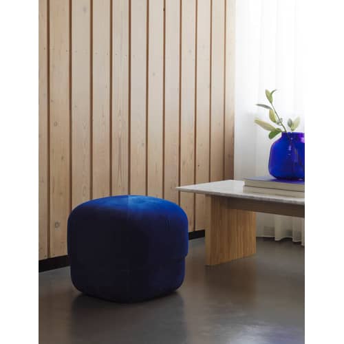 Pouf Circus Small tissu bleu / Ø 46 cm - Velours - Normann Copenhagen - Bleu électrique - Bois, Mousse, Velours