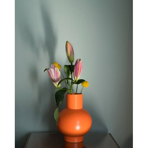 Strøm Small Vase ceramic orange / H 16 cm - Handmade ceramic - raawii - Vibrant orange - Ceramic