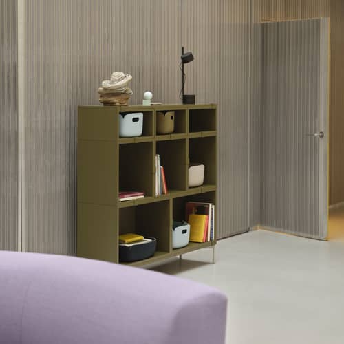 Accessorio  legno verde / Base su gambe L 131 x P 35 x H 17 cm - Per moduli impilati medi o grandi - Muuto - Verde cachi - Acciaio, MDF tinto