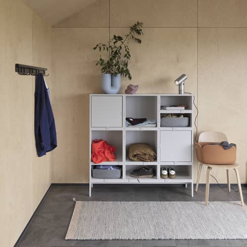 Regal Stacked holz grau / Medium quadratisch 43x43 cm / Mit Tür - Muuto - Hellgrau - mitteldichte bemalte Holzfaserplatte