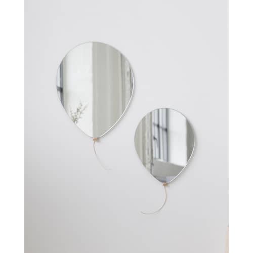 Wandspiegel Balloon Small glas spiegel / Larg. 28 x H 36 cm - EO - H 36 cm / Spiegelfarben - Eiche, Leder, Spiegel-Finish