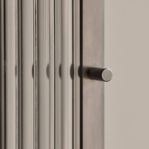 Rangement mural Haze métal / L 35 x H 60 cm - Verre cannelé - Ferm Living - Acier brossé  / Verre cannelé - Acier inoxydable brossé, Verre cannelé