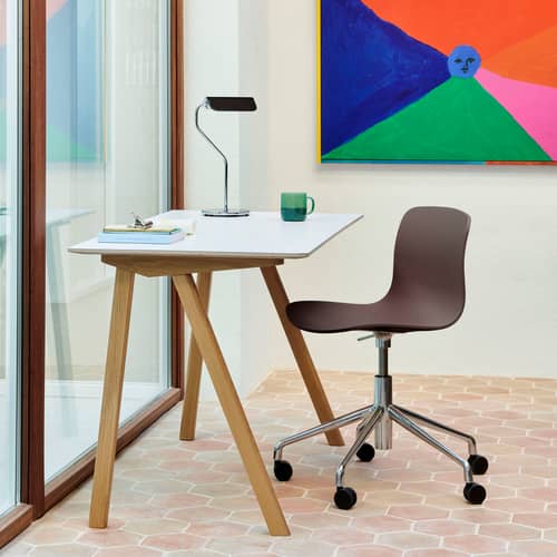 Lampe de table Apex / Orientable - Pied courbé - Hay - Bordeaux - Acier chromé, Acier peint