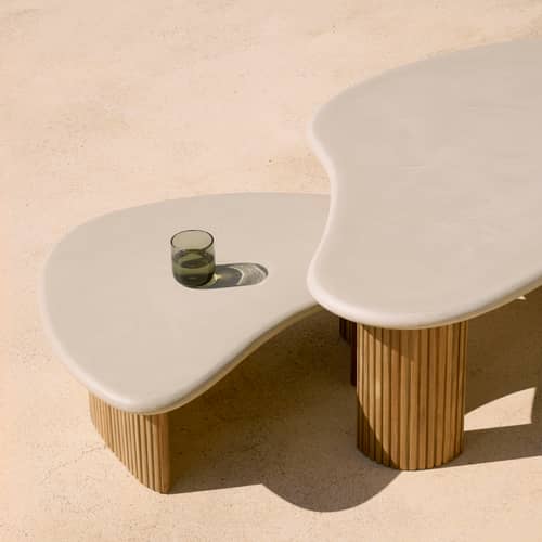 Tavolino Boomerang Outdoor pietra grigio / 90 x 61 x H 29 cm - Cemento e teak riciclato - Ethnicraft - 90 x 61 x H 29 / Grigio chiaro - Calcestruzzo, Teak riciclato