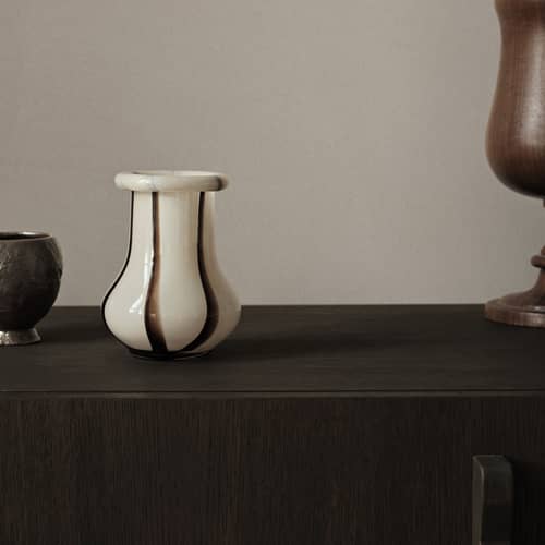 Vase Riban Small glas beige / Ø 10.8 x H 15 cm - Handgemacht - Ferm Living - H 15 cm / Beige & Schokolade - mundgeblasenes Glas