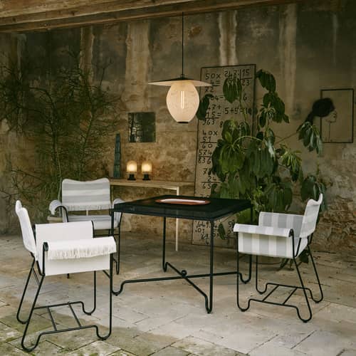 Poltrona Tropique tessuto grigio / Con frange - Tessuto / Matégot, Riedizione 50\' - Gubi - Striato grigio bluastro / Gamba bianca - Acciaio inossidabile, Espanso, Tessuto