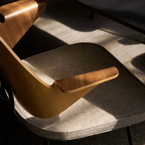 Fauteuil RFH RD7 bois naturel / Robin Day, 1951 - Assise rembourrée - &tradition - Tissu beige (Hallingdal 227) / Noyer & hêtre - Acier thermolaqué, Contreplaqué de hêtre, Contreplaqué de noyer, Mousse HR, Tissu Kvadrat