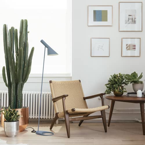 Lampada a stelo AJ metallo giallo / H 130 cm - orientabile / Arne Jacobsen, 1957 - Louis Poulsen - dolce limone - Acciaio, Ghisa