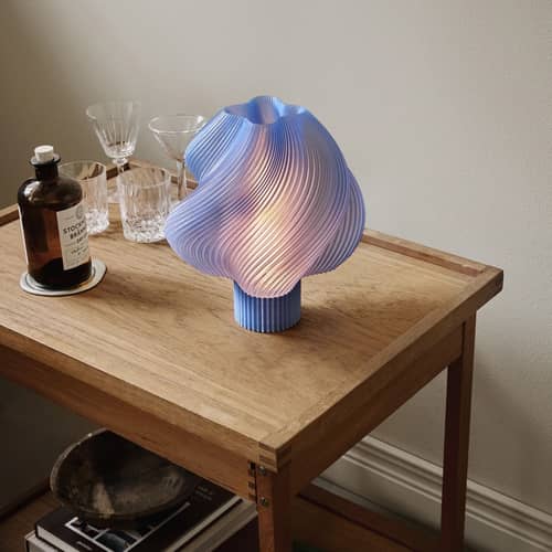 Lampe de table Soft Serve Regular bleu / H 26 cm - CRÈME ATELIER - Sorbet myrtille - PLA recyclé