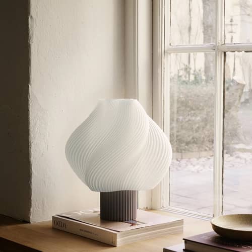 Lampe de table Soft Serve Grande marron / H 35 cm - CRÈME ATELIER - Mocha / blanc - PLA recyclé