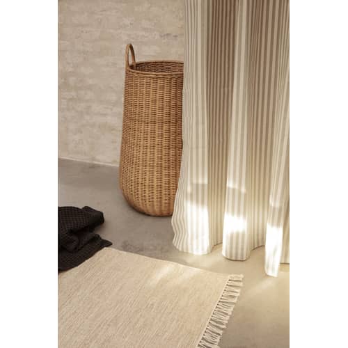 Rideau de douche Chambray Striped tissu beige / 160 x H 205 cm - Coton enduit - Ferm Living - Rayé /Sable & blanc cassé - Coton enduit