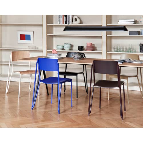 Stapelbarer Stuhl Petit standard holz blau / Stahl & Holz - Hay - Blau / Stuhlbeine Blau - getöntes Eichenholzfurnier, thermolackierter Stahl