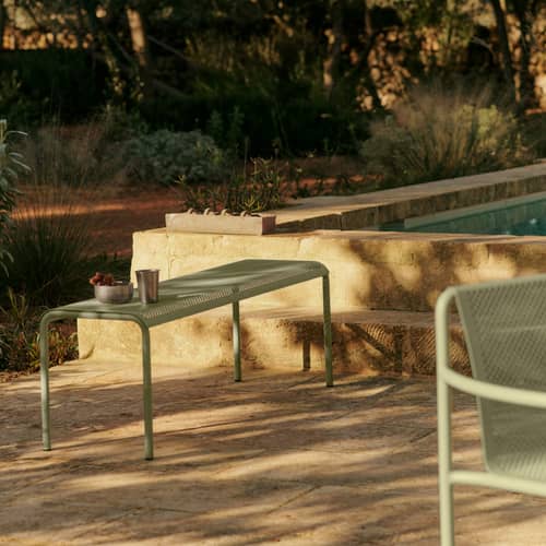 Bank Dapple metall grün / Gelocht - L 130 cm - Ferm Living - Grüner Tee - Verzinkter, pulverbeschichteter Stahl